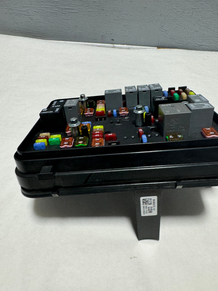 2017 Equinox or Terrain 2.4 Engine Under Hood Fuse Box With Relays OEM