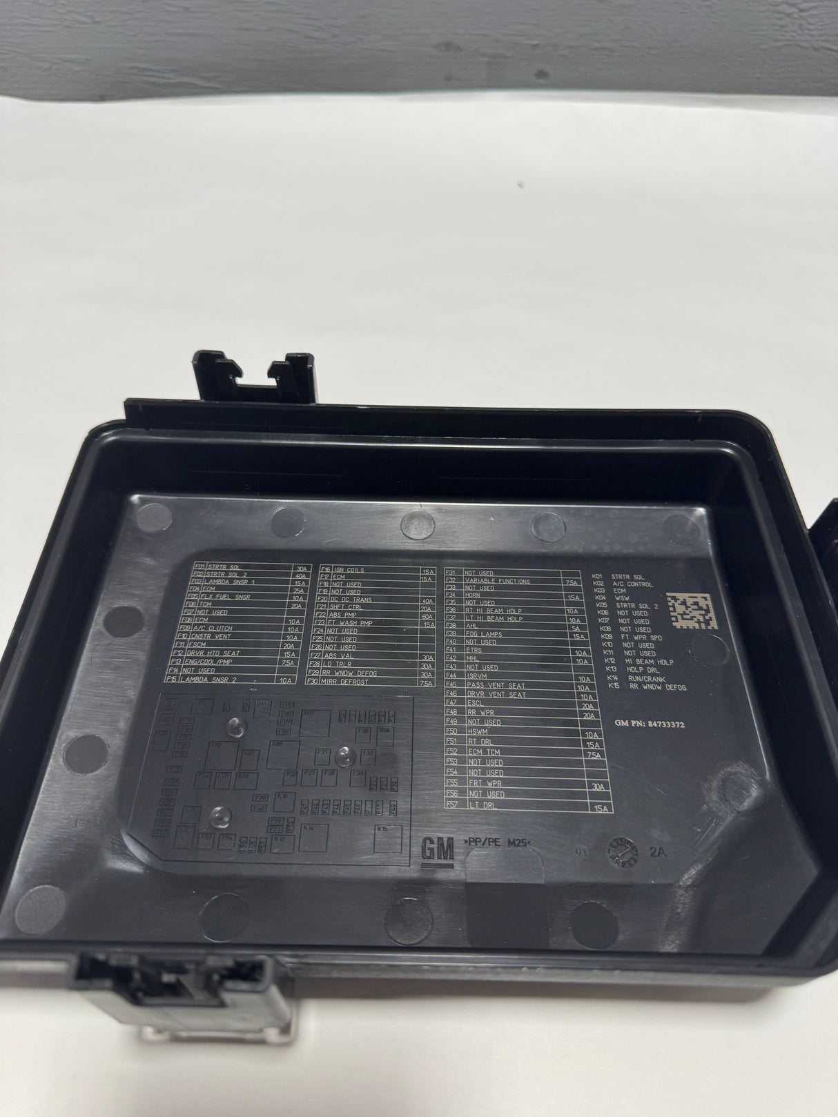 84733372 2018-2021 GMC Terrain Engine Wiring Harness Fuse Block Top Cover OEM