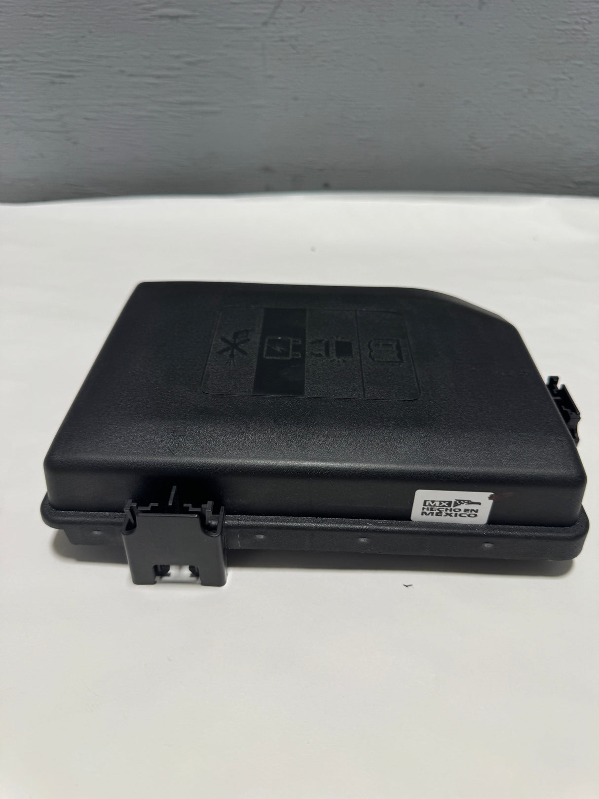 84733372 2018-2021 GMC Terrain Engine Wiring Harness Fuse Block Top Cover OEM