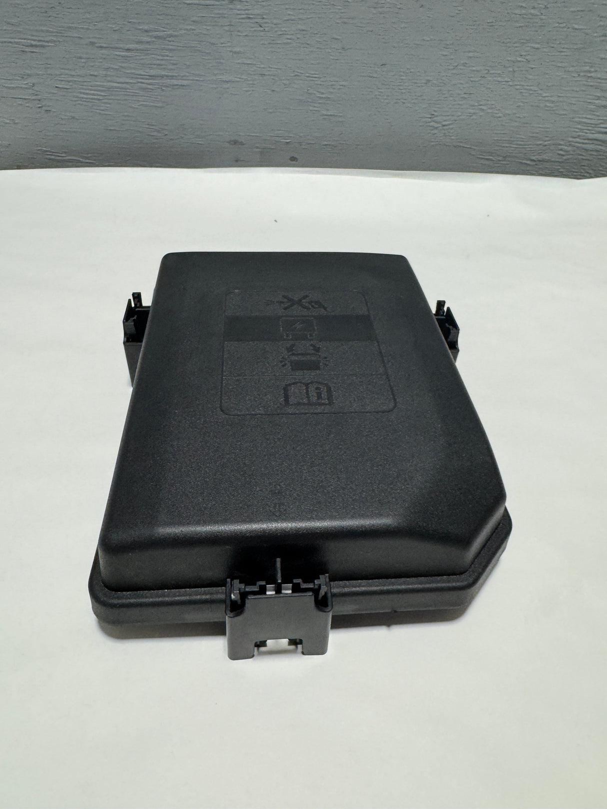 84733372 2018-2021 GMC Terrain Engine Wiring Harness Fuse Block Top Cover OEM