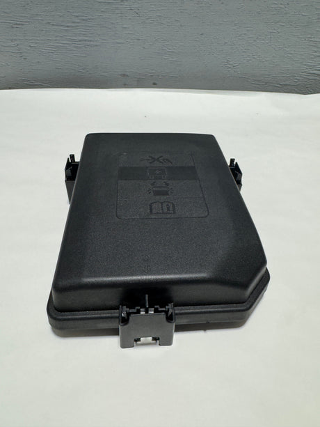 84733372 2018-2021 GMC Terrain Engine Wiring Harness Fuse Block Top Cover OEM