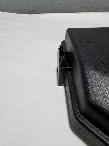 84733372 2018-2021 GMC Terrain Engine Wiring Harness Fuse Block Top Cover OEM