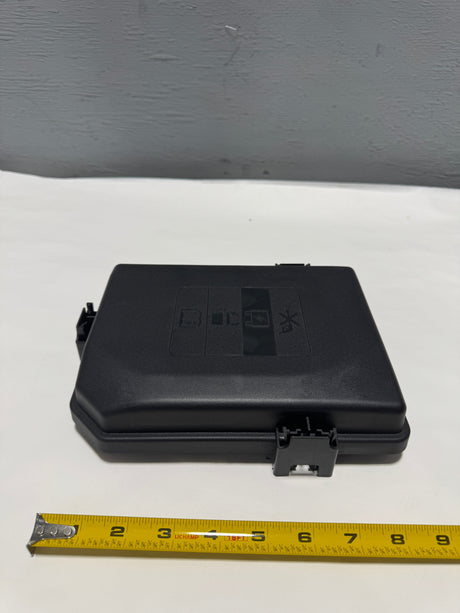 84733372 2018-2021 GMC Terrain Engine Wiring Harness Fuse Block Top Cover OEM