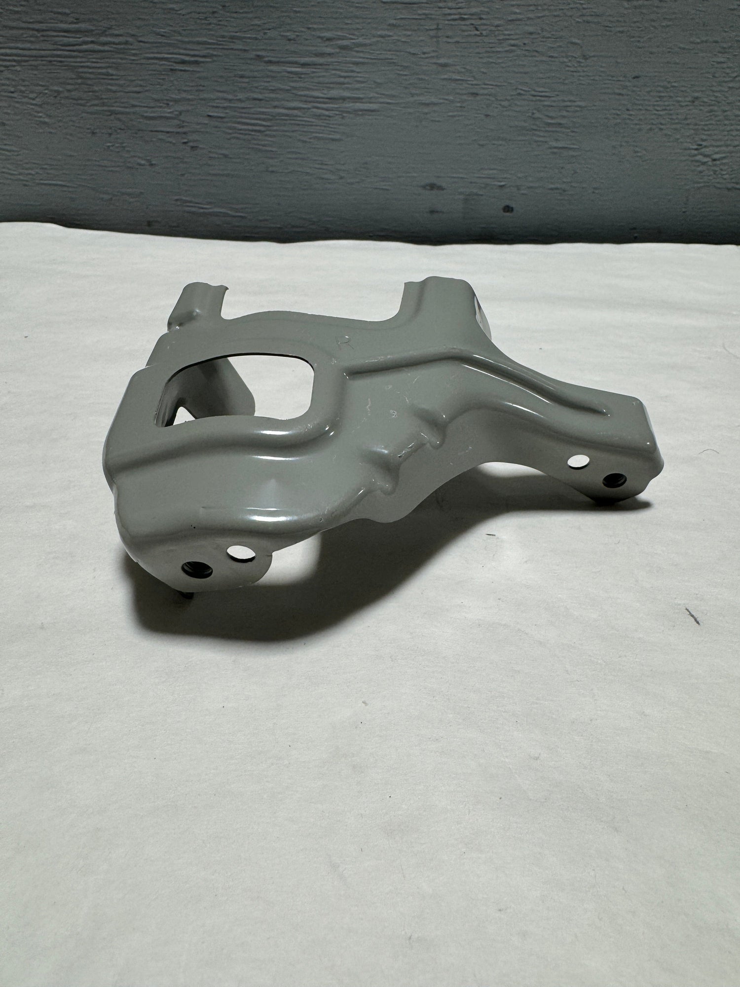 64525-D9000 2018-2022 Kia Sportage Passenger Side Front Fender Bracket OEM