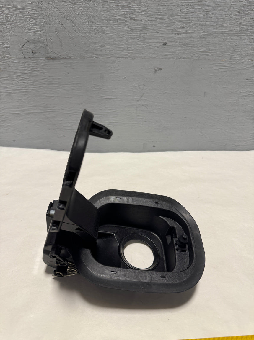 2018-2024 Traverse Non Electric Latching Fuel Tank Filler Pipe Housing With Hinge OEM