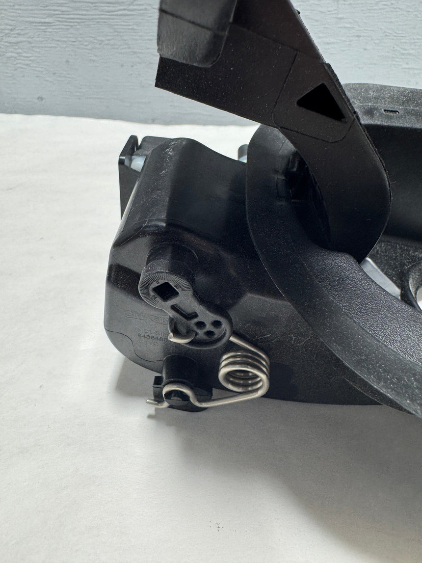 2018-2024 Traverse Non Electric Latching Fuel Tank Filler Pipe Housing With Hinge OEM