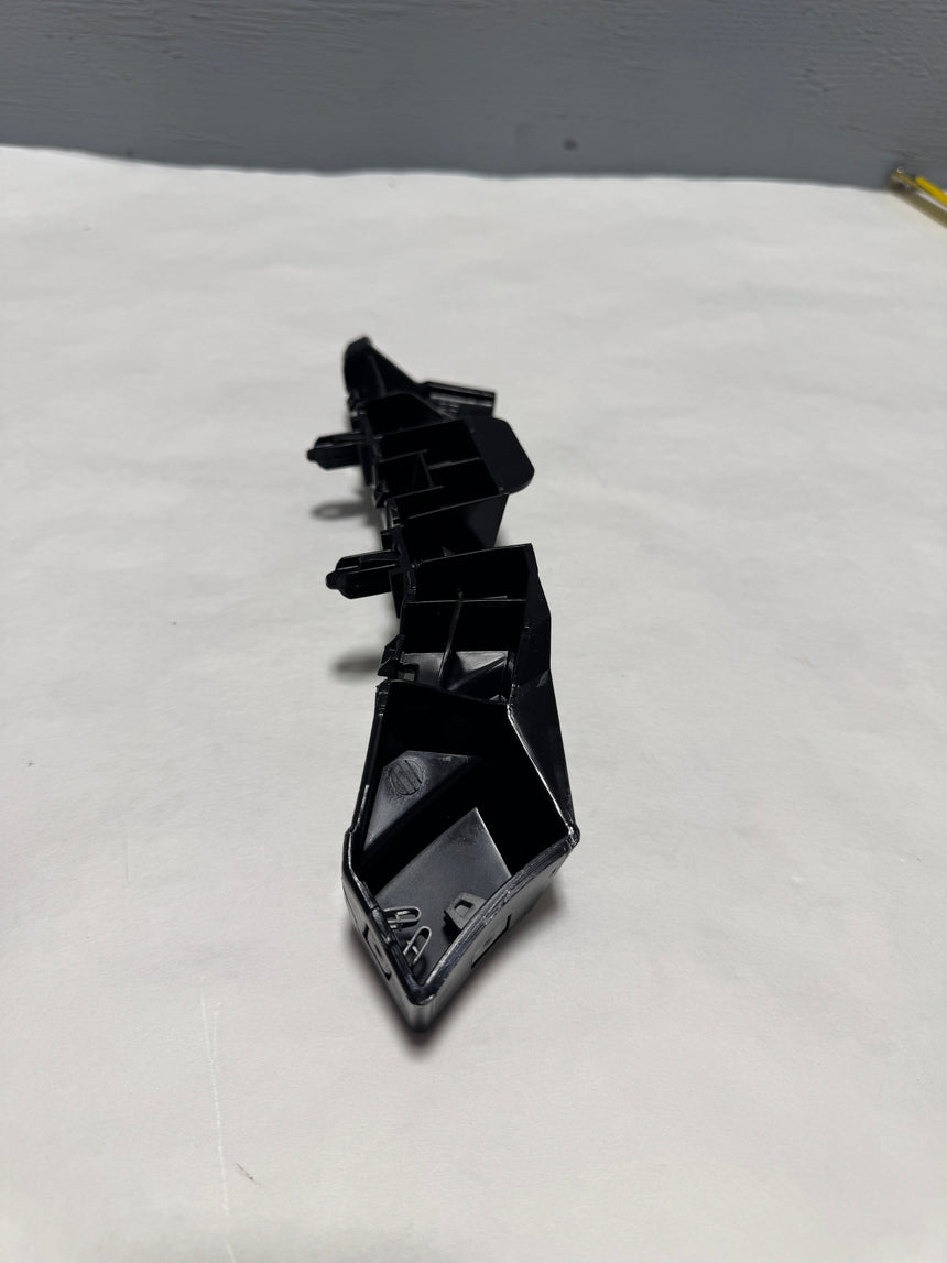 2018-2023 Chevrolet Traverse Passenger Side Front Bumper Guide Bracket OEM
