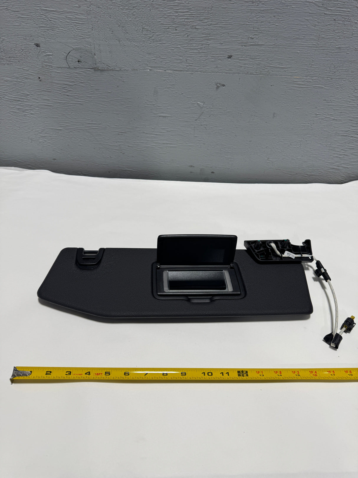 6CD23TX7AN 2018-2023  Wrangler JL / Gladiator Passenger Side Illuminated Sun Visor OEM