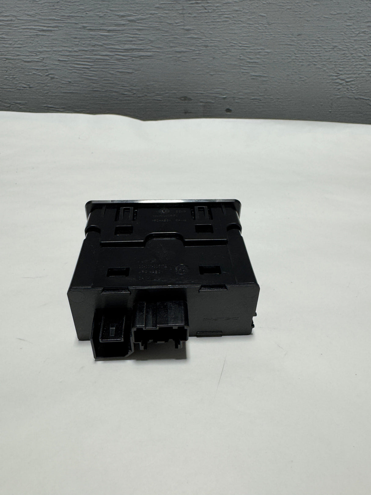 84698809 2018-2024 GMC Terrain USB / Memory Card Auxiliary Input Receptacle Genuine OEM