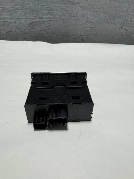 84698809 2018-2024 GMC Terrain USB / Memory Card Auxiliary Input Receptacle Genuine OEM