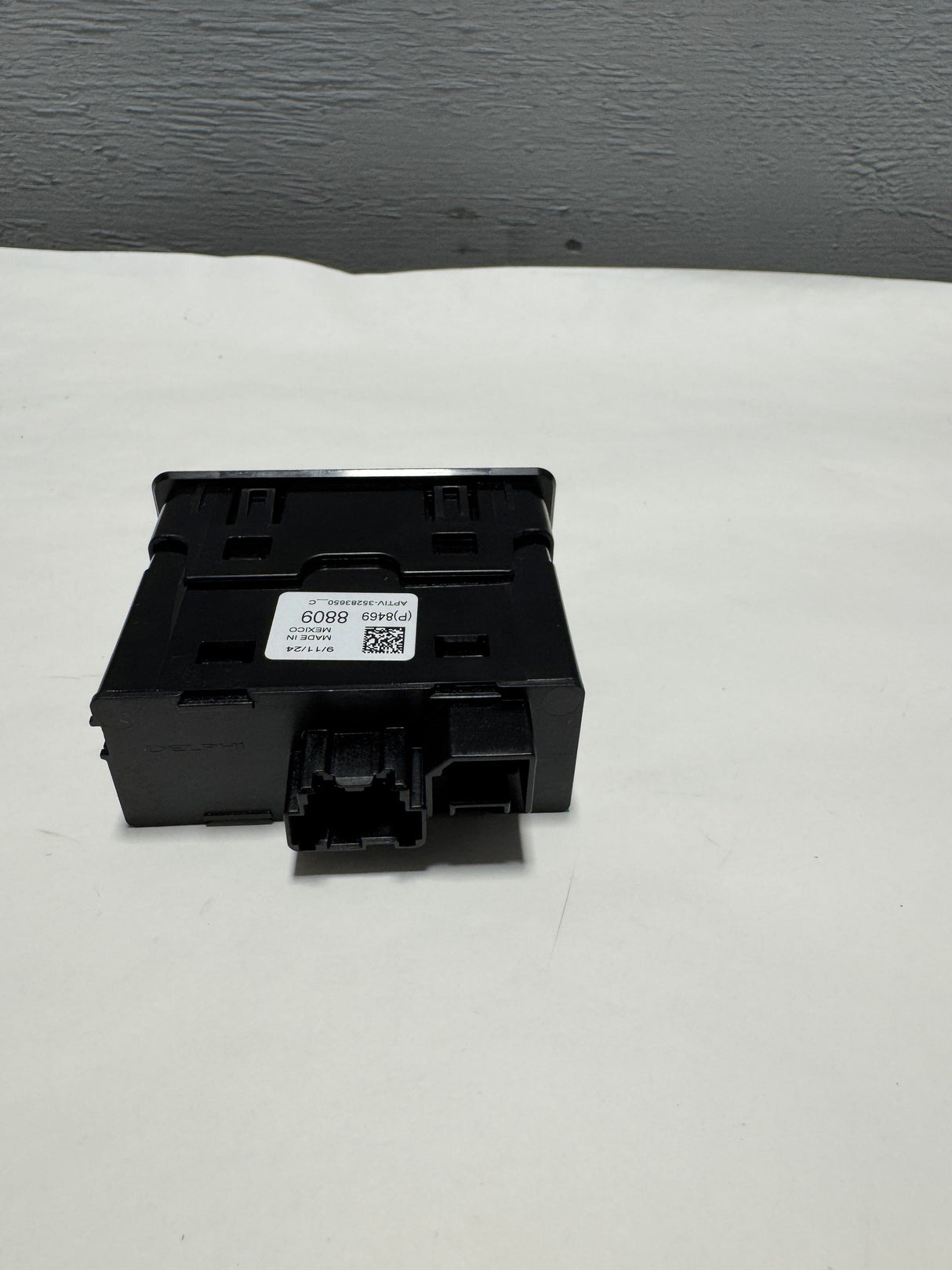 84698809 2018-2024 GMC Terrain USB / Memory Card Auxiliary Input Receptacle Genuine OEM