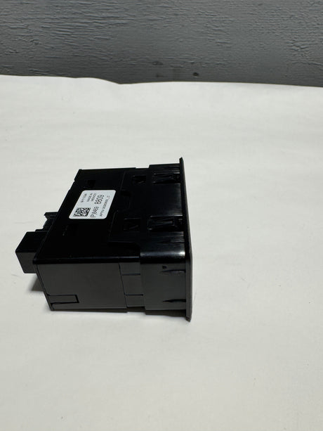 84698809 2018-2024 GMC Terrain USB / Memory Card Auxiliary Input Receptacle Genuine OEM