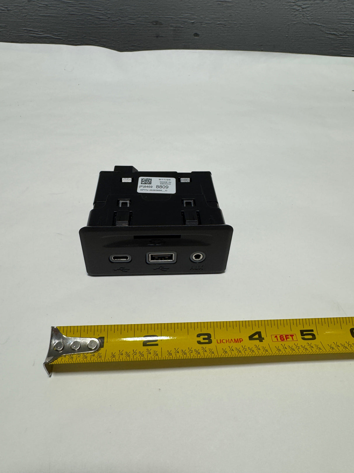 84698809 2018-2024 GMC Terrain USB / Memory Card Auxiliary Input Receptacle Genuine OEM