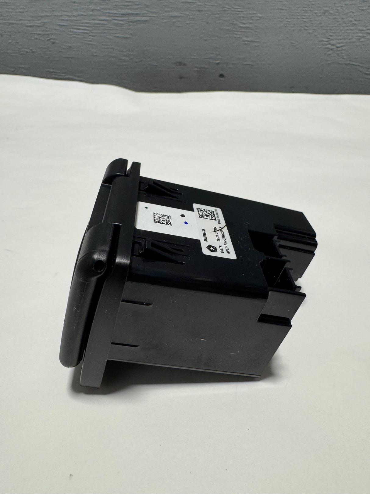 68505684AA 2018-2025 Jeep Wrangler JL or Gladiator Media Hub Connector OEM