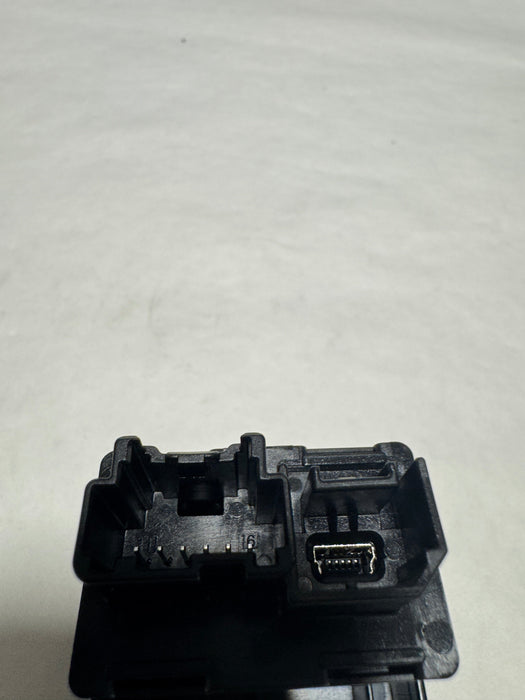 13524653 2019-2020 Silverado Sierra Dash USB Port OEM