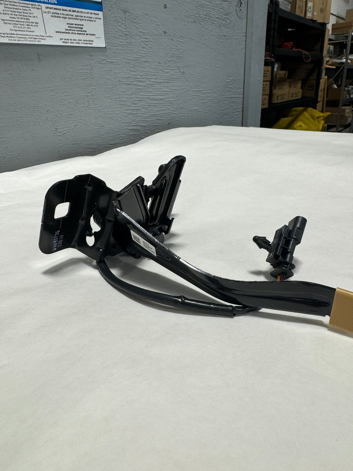 84693736 2019-2023 Chevrolet Equinox Hood Latch Lock OEM