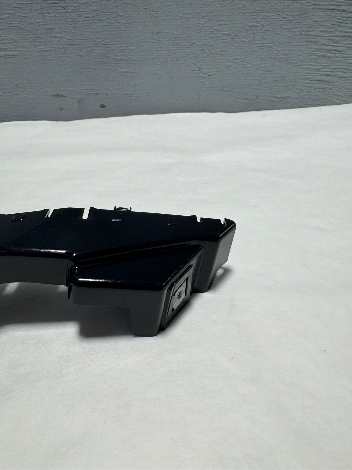 84624943 2019-2023 Chevrolet Silverado 1500 Driver Side Front Bumper Guide Driver Bracket OEM