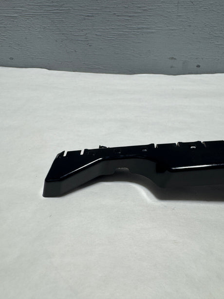 84624943 2019-2023 Chevrolet Silverado 1500 Driver Side Front Bumper Guide Driver Bracket OEM