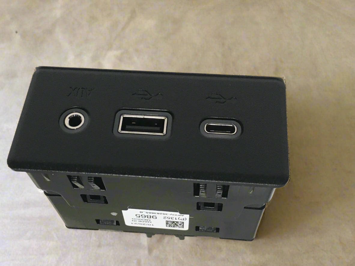 13529865 2019-2024 Equinox Terrain Usb Usb-C Receptacle Outlet Without Card Reader OEM