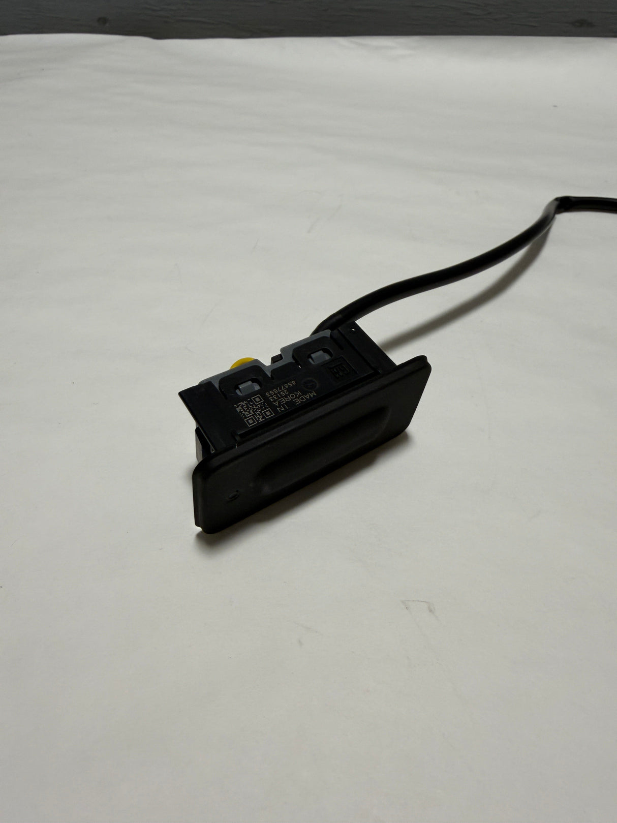 85877553 2019-2025 Silverado or 2019-2025 Sierra OEM Tailgate Release Switch