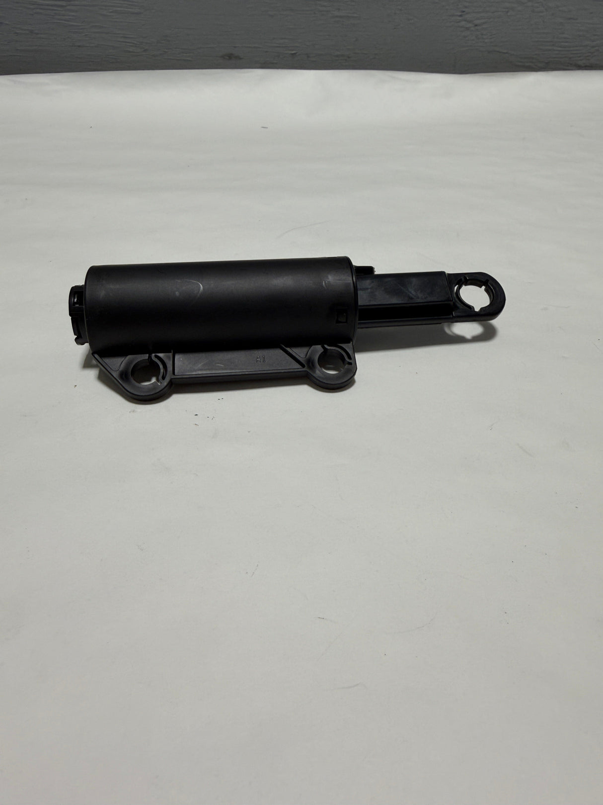 13427447 2019-2025 Silverado Sierra Dash Glove Box Door Damper Genuine OEM