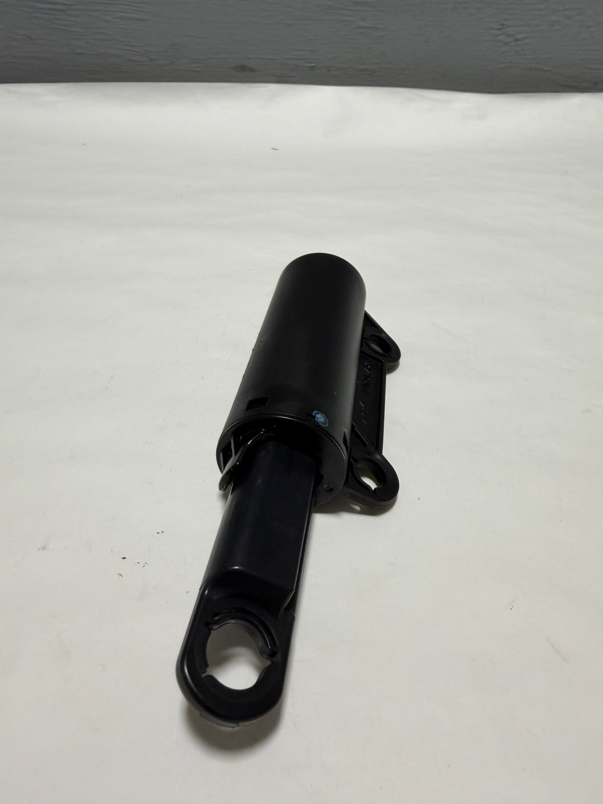 13427447 2019-2025 Silverado Sierra Dash Glove Box Door Damper Genuine OEM