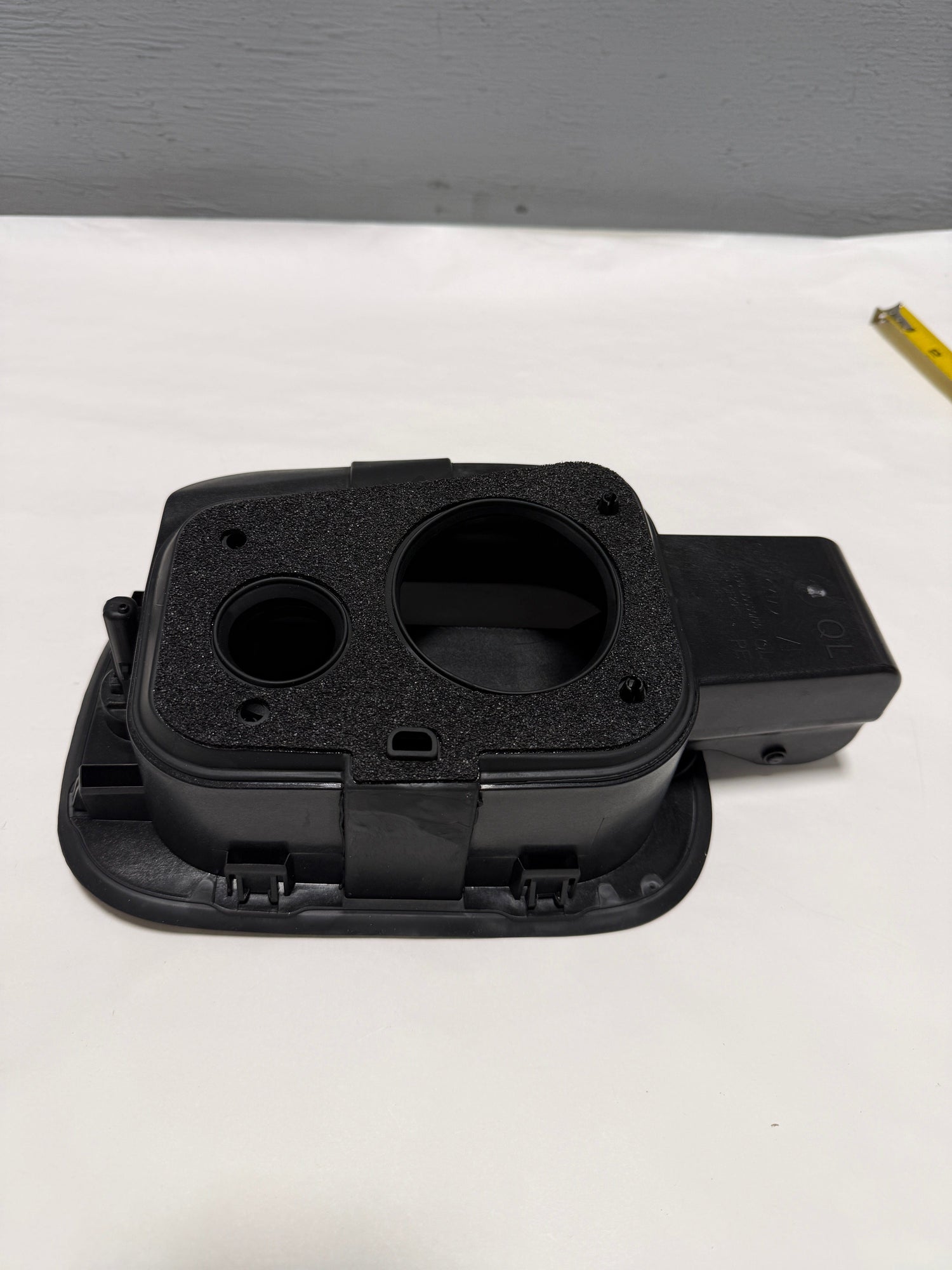 81595-D9500 2020-2022 Kia Sportage Fuel Filler housing With Hinge OEM