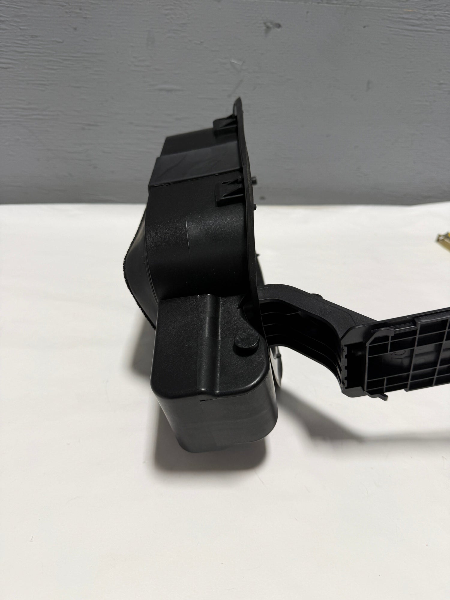 81595-D9500 2020-2022 Kia Sportage Fuel Filler housing With Hinge OEM