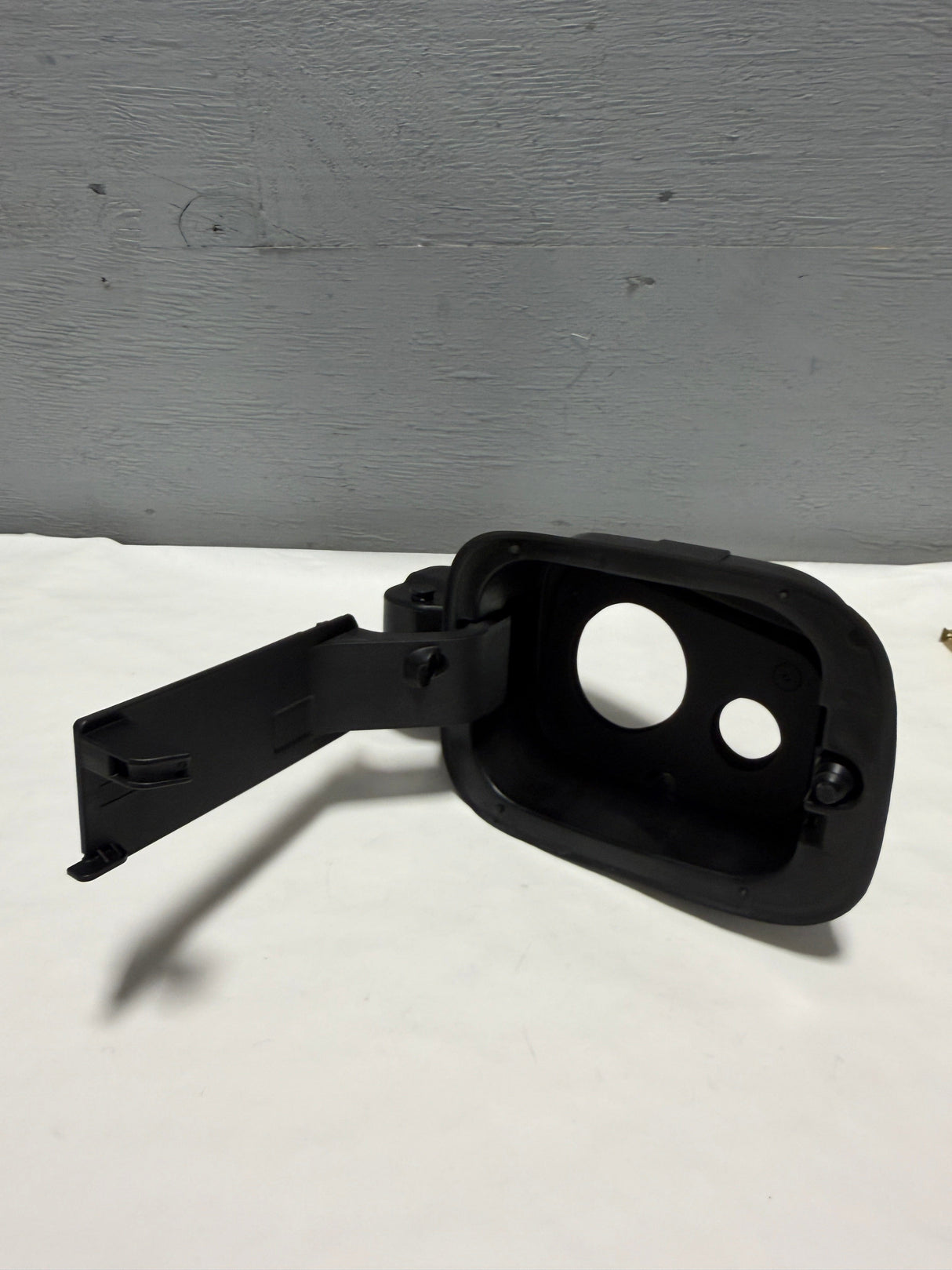 81595-D9500 2020-2022 Kia Sportage Fuel Filler housing With Hinge OEM