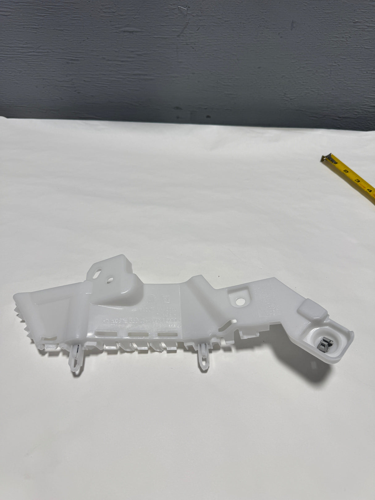 RC50-42768140-B11 2020-2023 Buick Encore GX Driver Side Front Bumper Guide Bracket Not For Sport Touring