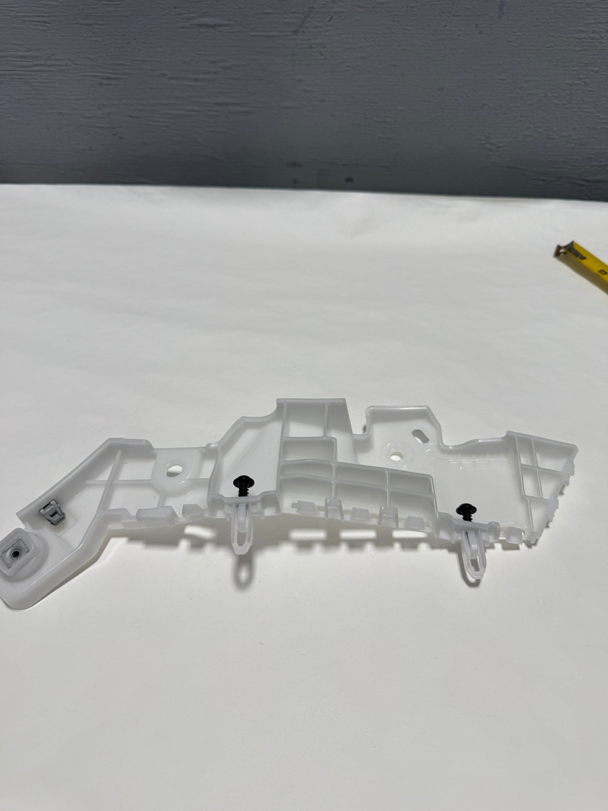 RC50-42768140-B11 2020-2023 Buick Encore GX Driver Side Front Bumper Guide Bracket Not For Sport Touring