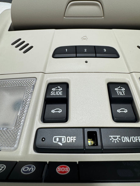 85588481 2020-2023 GMC Acadia Beige Overhead Console For Sunroof Equipped OEM