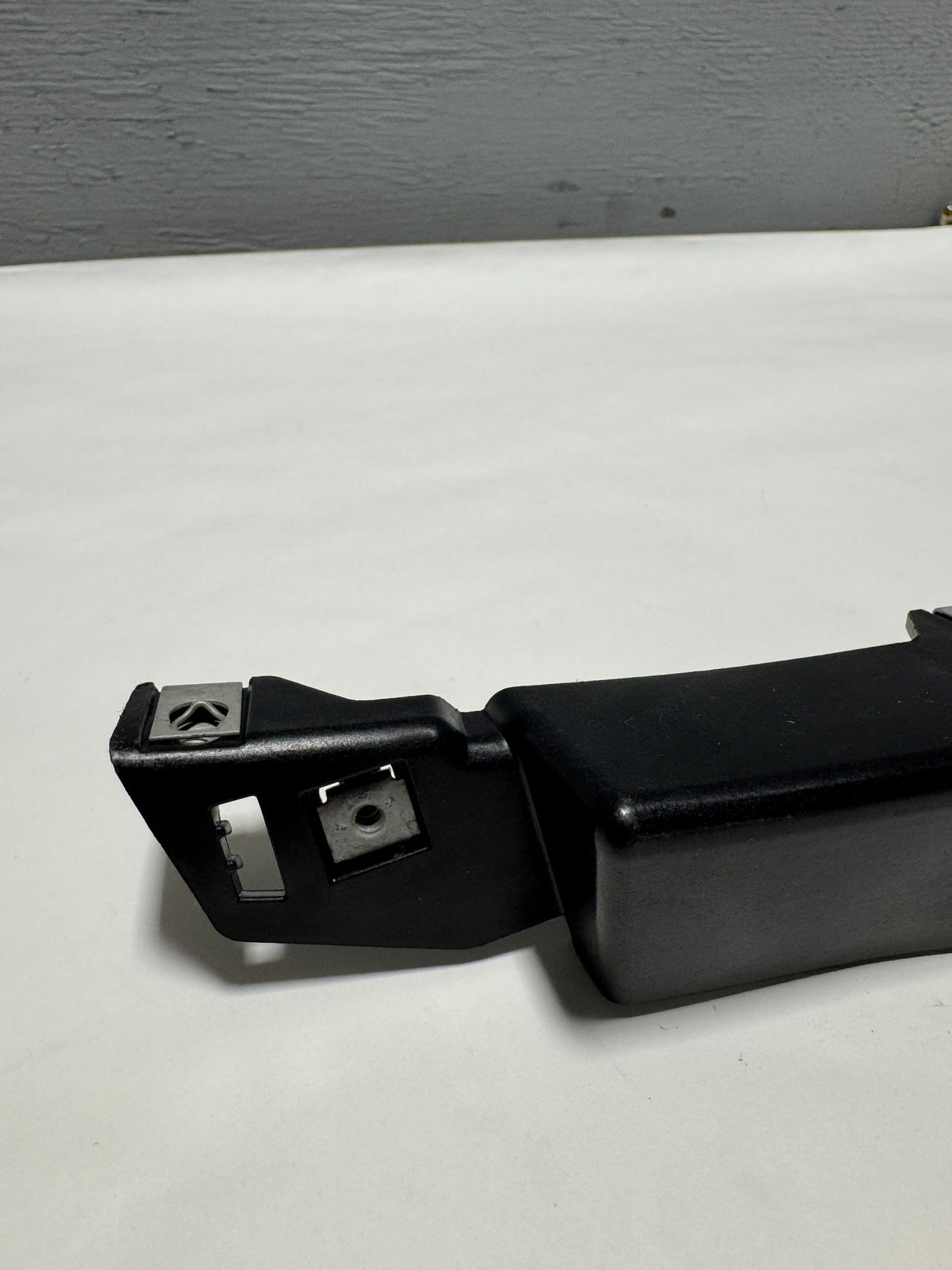 84761964 2020-2023 GMC Acadia Driver Side Front Bumper Lower Bracket OEM