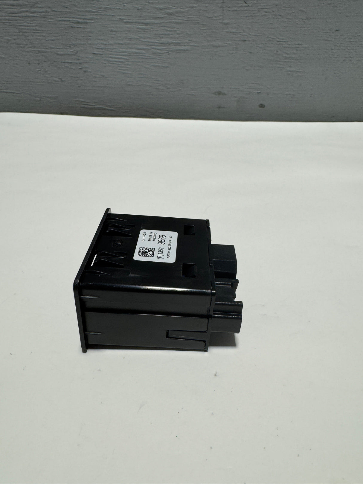 13529869 2020-2023 Silverado Sierra USB Charging Port W/  SD Card Reader Genuine OEM