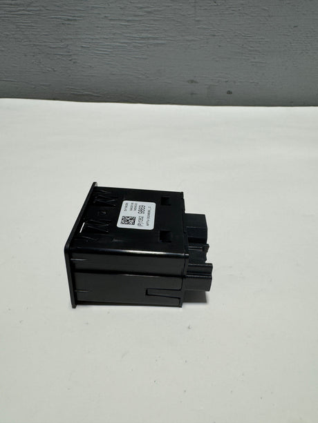 13529869 2020-2023 Silverado Sierra USB Charging Port W/  SD Card Reader Genuine OEM