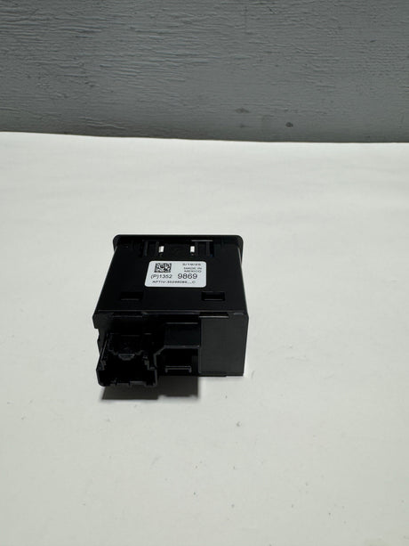 13529869 2020-2023 Silverado Sierra USB Charging Port W/  SD Card Reader Genuine OEM