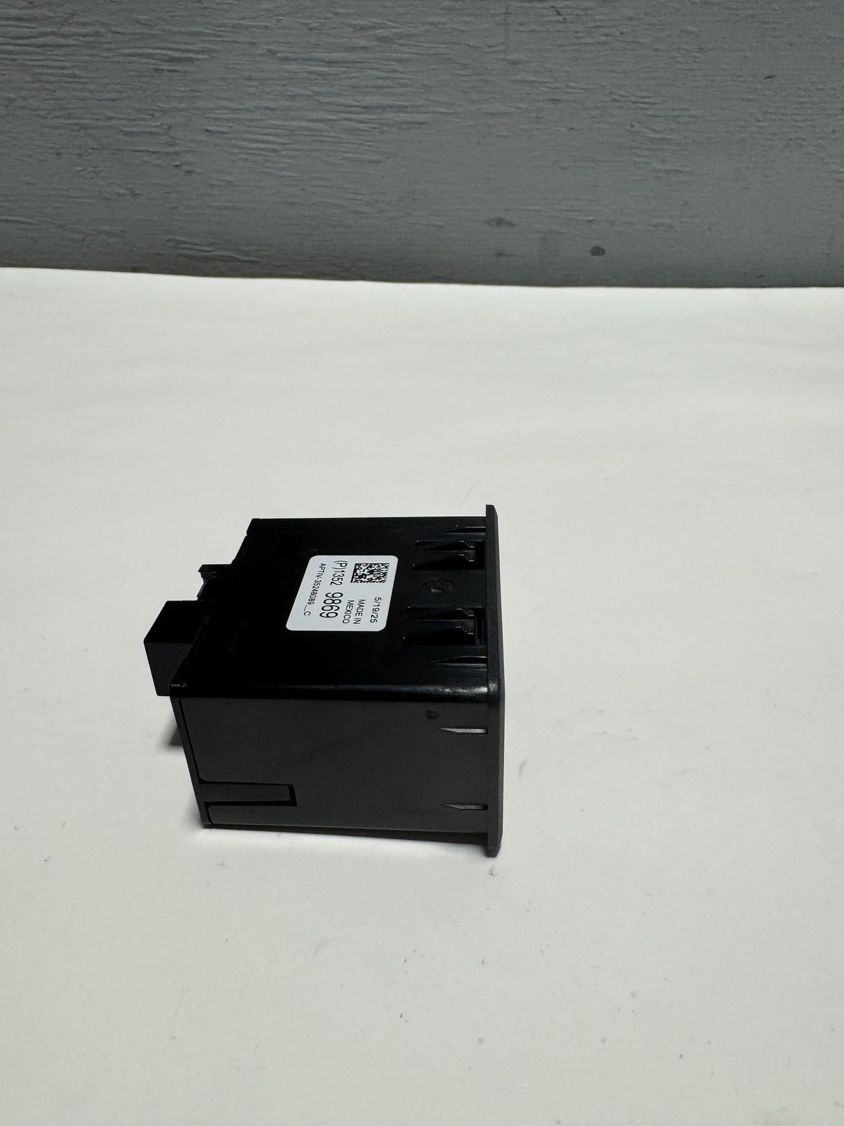 13529869 2020-2023 Silverado Sierra USB Charging Port W/  SD Card Reader Genuine OEM