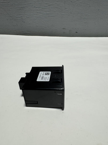 13529869 2020-2023 Silverado Sierra USB Charging Port W/  SD Card Reader Genuine OEM