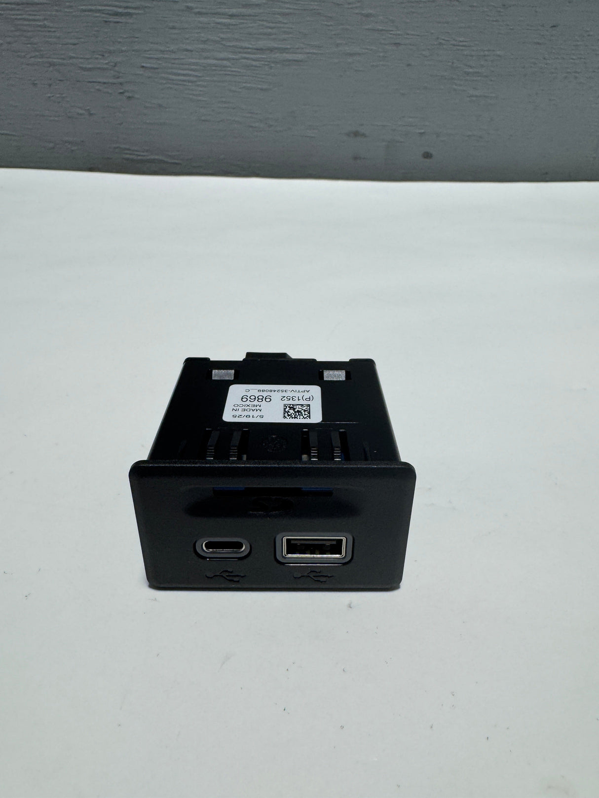 13529869 2020-2023 Silverado Sierra USB Charging Port W/  SD Card Reader Genuine OEM