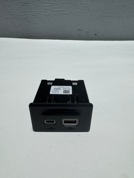 13529869 2020-2023 Silverado Sierra USB Charging Port W/  SD Card Reader Genuine OEM