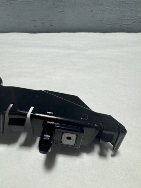 84624944-C2 2020-2024 Chevrolet Silverado Passenger Side Front Bumper Bracket Guide Mount