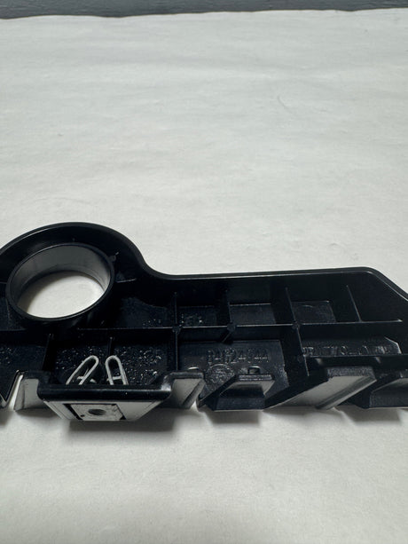 84624944-C2 2020-2024 Chevrolet Silverado Passenger Side Front Bumper Bracket Guide Mount