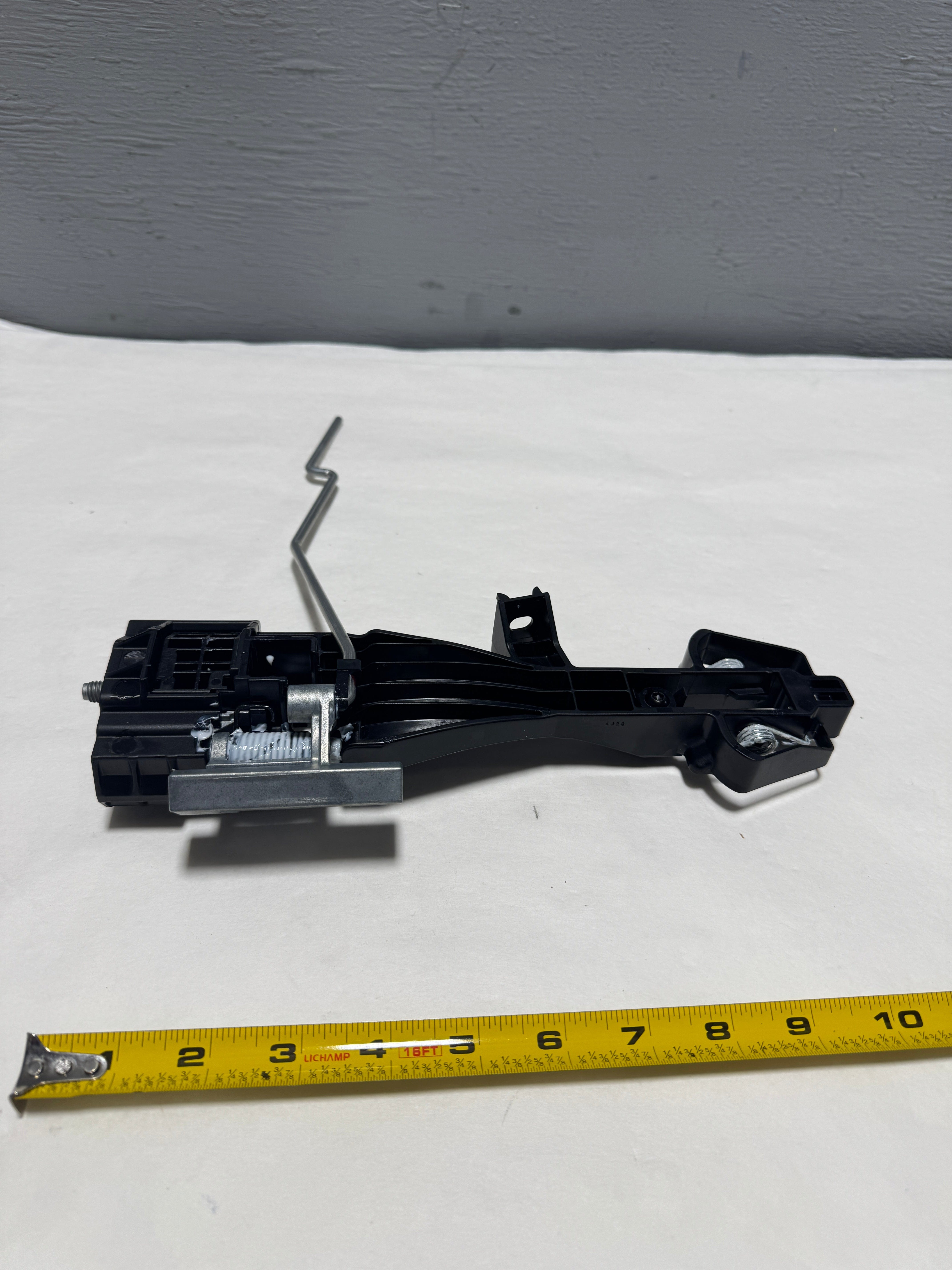 KB30　G/X 2020-2024 Mazda CX-30 Passenger Front Door Handle Base