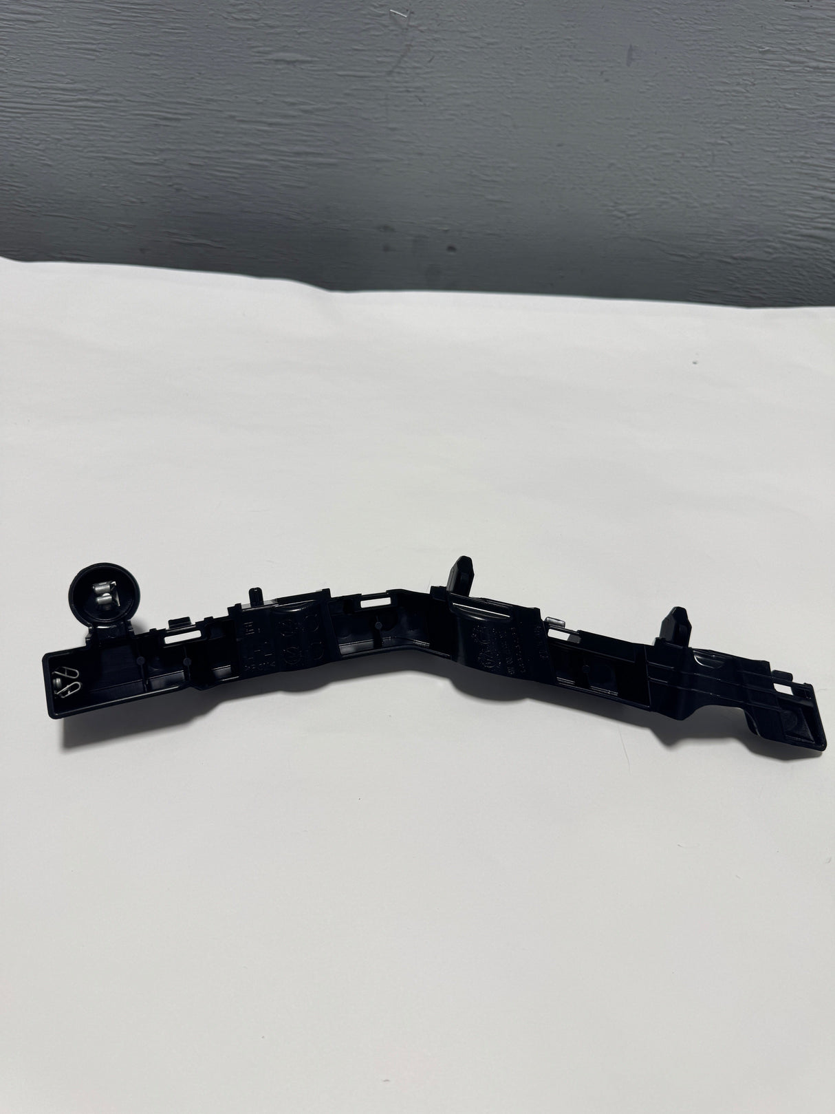 85797921 2020-2024 Silverado 2500 3500 Drivers Side Front Bumper Guide For Non LED Headlights Only