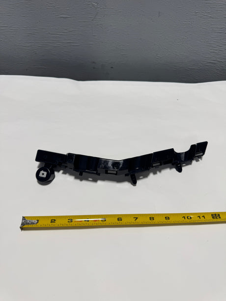 85797921 2020-2024 Silverado 2500 3500 Drivers Side Front Bumper Guide For Non LED Headlights Only