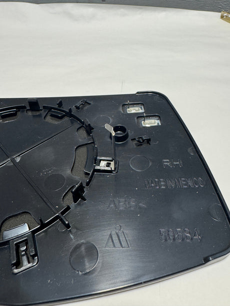 84309705 2020-2025 Sierra Silverado 1500 Passenger Side Power Mirror Glass For Heated and Blind Spot