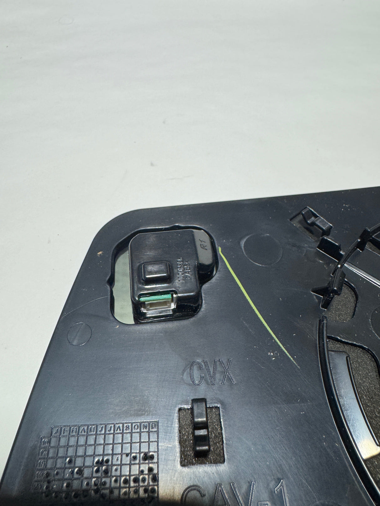 84309705 2020-2025 Sierra Silverado 1500 Passenger Side Power Mirror Glass For Heated and Blind Spot