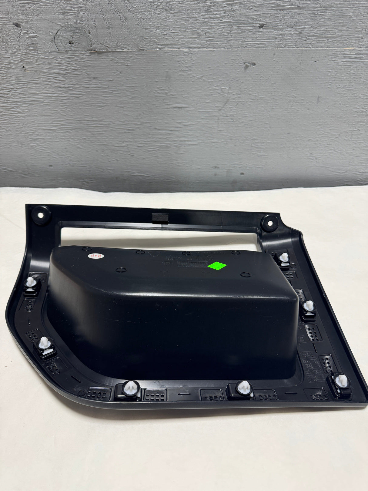 84721917 2020-2025 Sierra Silverado 2500 3500 Passenger Side Front Bed Step Trim Bezel For 6.9. or 8 Ft Bed
