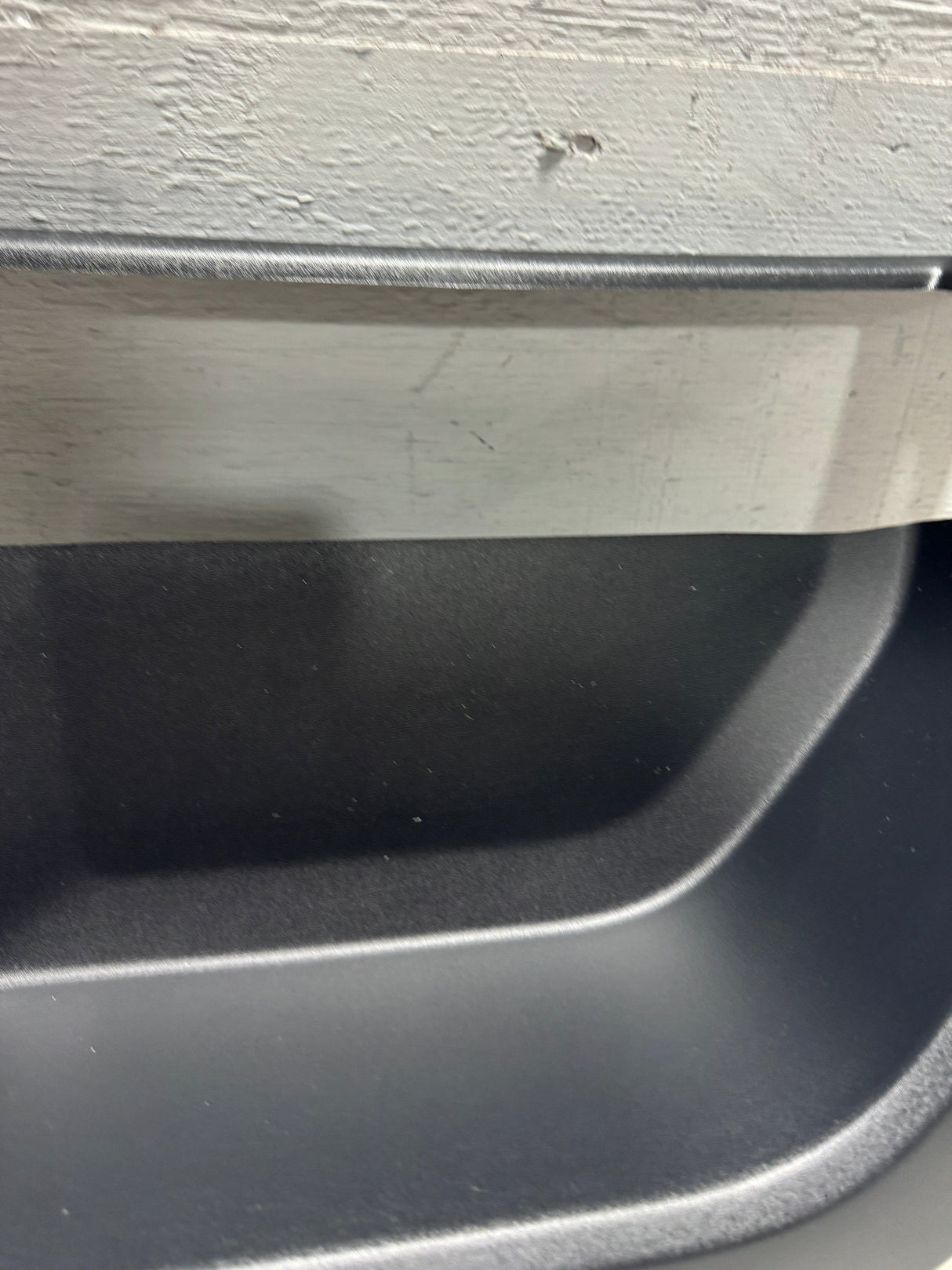 84721917 2020-2025 Sierra Silverado 2500 3500 Passenger Side Front Bed Step Trim Bezel For 6.9. or 8 Ft Bed