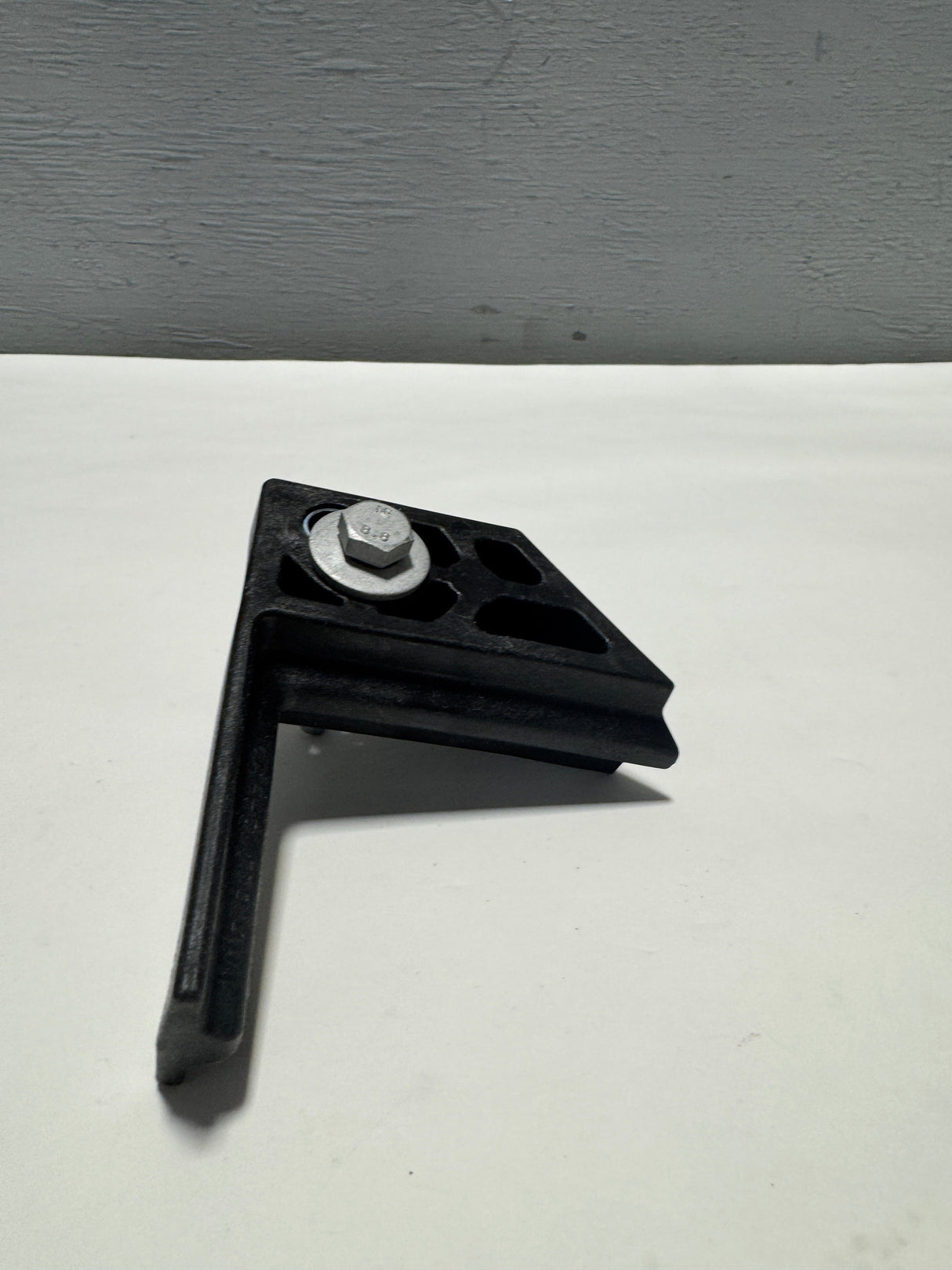 84496064 2020-2025 Silverado Sierra 2500 3500 Auxiliary Battery Hold Down Bracket Oem